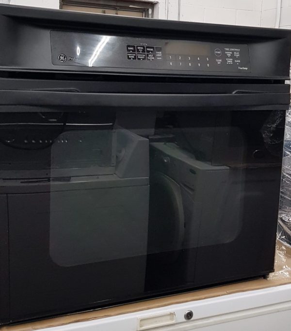 GE SET BUILT IN OVEN JCTP18BA3BB AND COOK TOP JCP930BA2BB