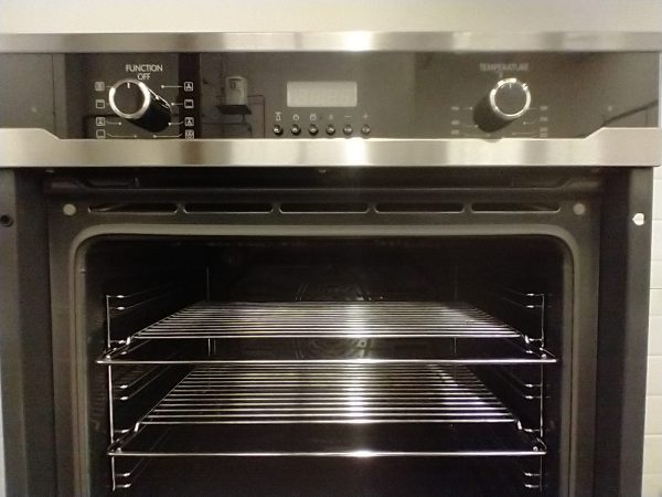 USED BUILT-IN OVEN BLOMBERG BW0S24102SS APPARTMENT SIZE