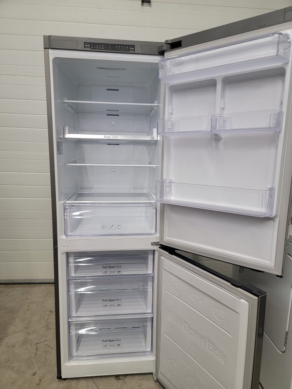 Open Box Refrigerator Samsung Apartment's Size RB10FSR4ESR