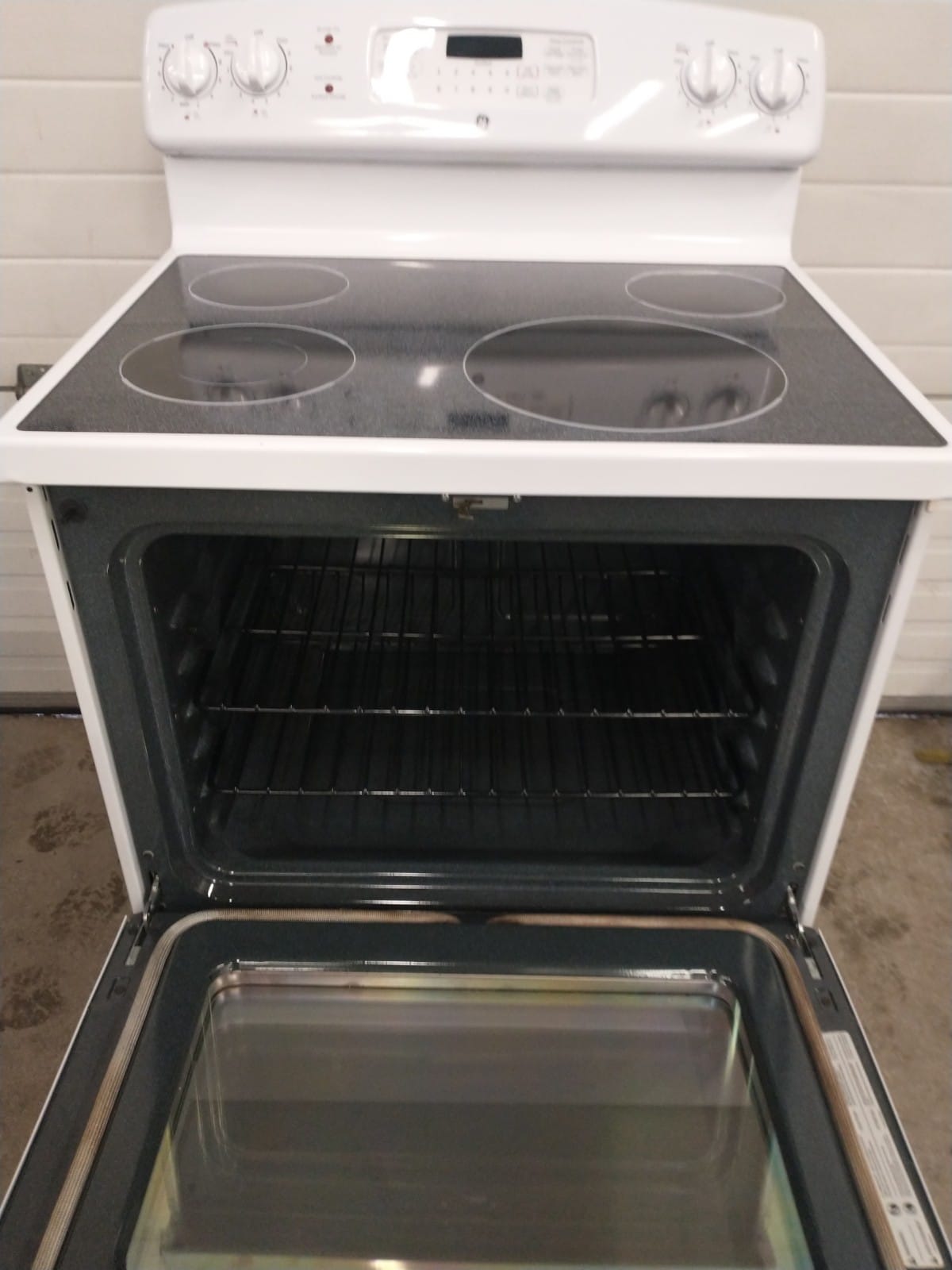 Any idea why a brand new GE electric oven and stovetop won't heat? The  burners and oven won't heat up even though there is power : r/Appliances