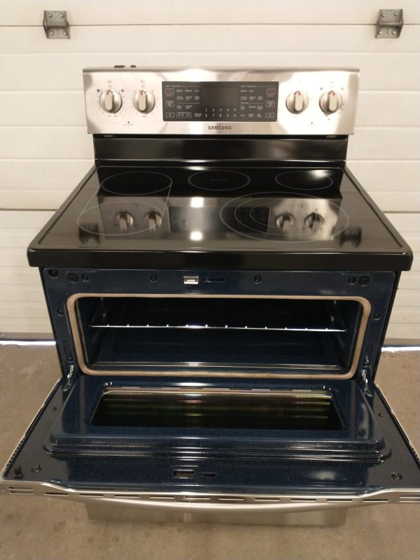 USED LESS THAN 1 YEAR  ELECTRICAL STOVE SAMSUNG NE59J7850WS/AC