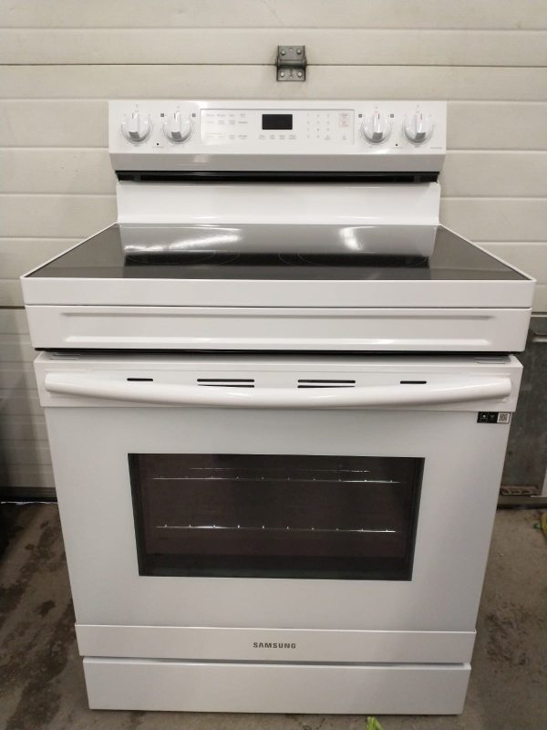 USED LESS THAN 1 YEAR  ELECTRICAL STOVE SAMSUNG NE63A6511SW