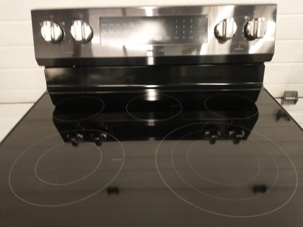 USED LESS THAN 1 YEAR  ELECTRICAL STOVE SAMSUNG NE59R6631SG/AA