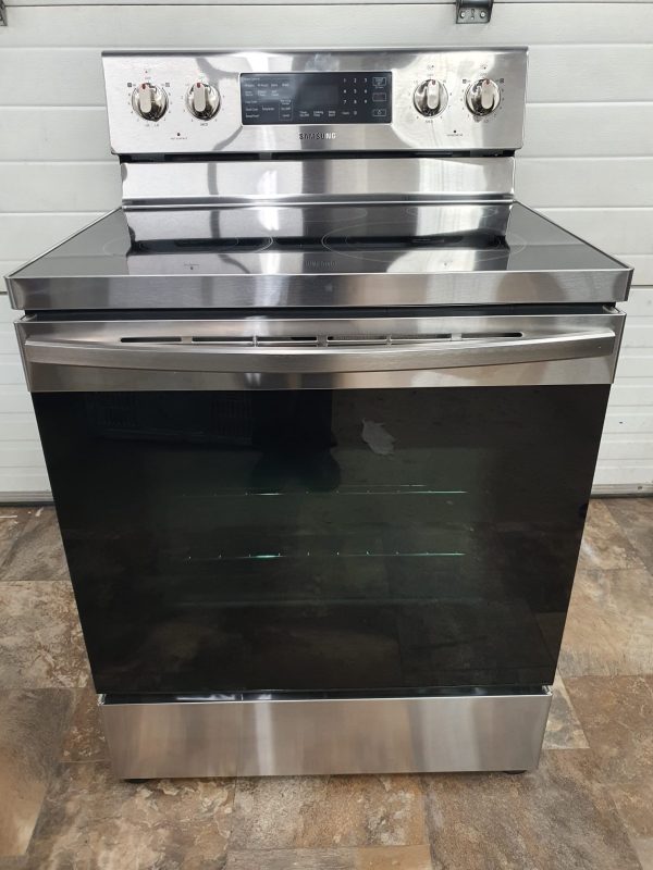 USED SAMSUNG ELECTRICAL STOVE LESS THAN 1 YEAR NE59R4321SS/AC