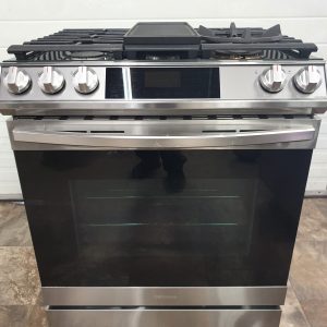 USED SAMSUNG GAS STOVE LESS THAN 1 YEAR NX60T8511SSAA 1 2