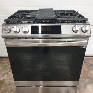 USED SAMSUNG GAS STOVE LESS THAN 1 YEAR NX60T8511SSAA 1