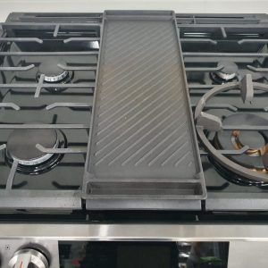 USED SAMSUNG GAS STOVE LESS THAN 1 YEAR NX60T8511SSAA 5 2