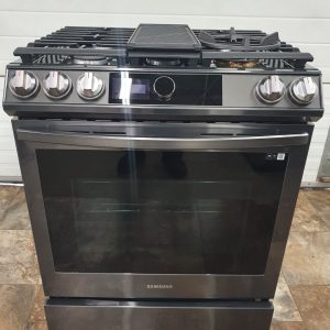 USED SAMSUNG GAS STOVE (PROPANE GAS) LESS THAN 1 YEAR NX60T8711SG/AA