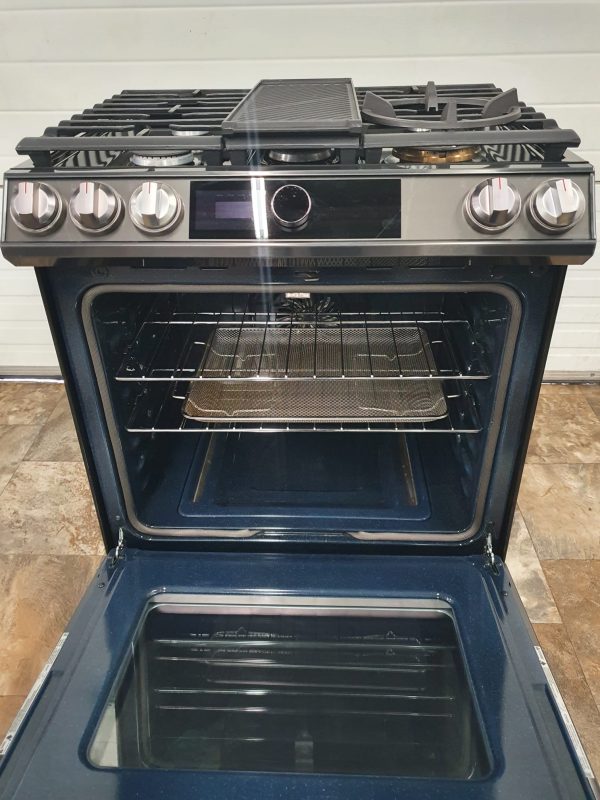 USED SAMSUNG GAS STOVE  LESS THAN 1 YEAR NX60T8711SG/AA