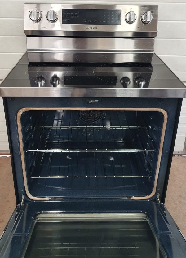 Used Less Than 1 Year Samsung ELECTRICAL STOVE NE59R6631SS