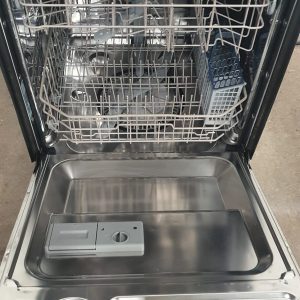 Used Less Than 1 Year Samsung Dishwasher DW7933LRASR 3