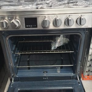 Used Less Than 1 Year Samsung Gas Propane Stove NX60A6511SS 1