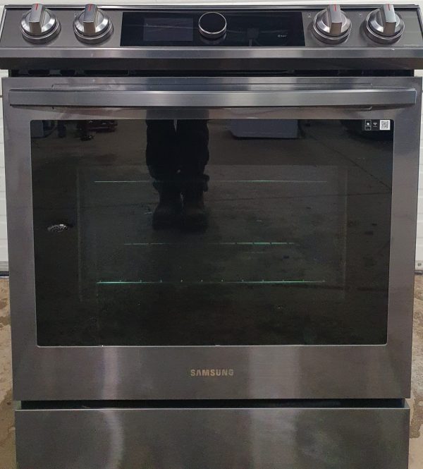 Used Less Than 1 Year Induction Stove Samsung NE63T8911SG/AC