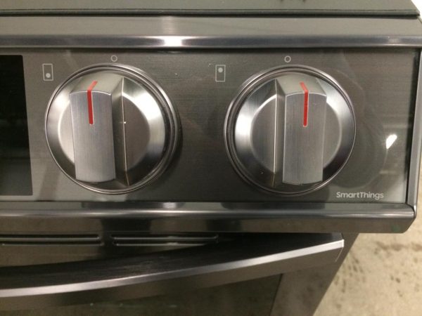 Used Less Than 1 year Induction Stove Samsung NE63T8911SG/AC
