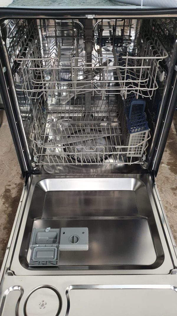 Used Less Than 1 Year Samsung Dishwasher DW80R9950US