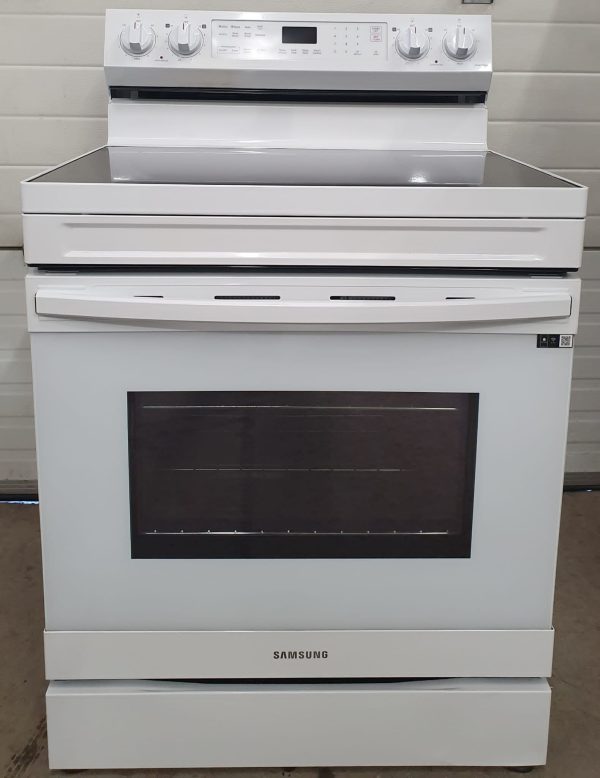 Used Less Than 1 Year Electric Stove Samsung NE63A6511SW