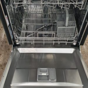 Used Less Than 1 Year Moffat Dishwasher MBF422SGMWW (2)